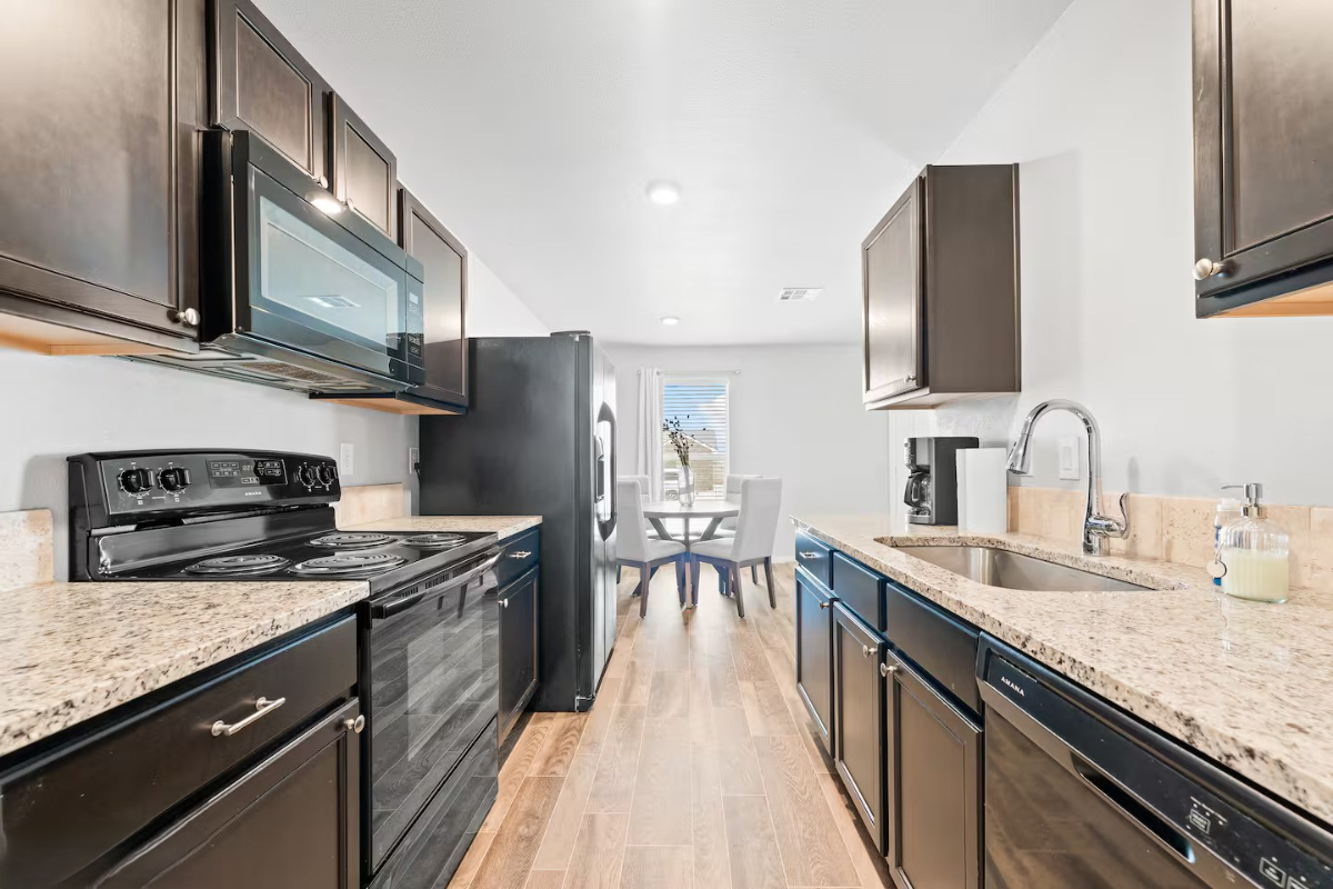 The Modern Corner / 3bed 2 Bath - Photo 8