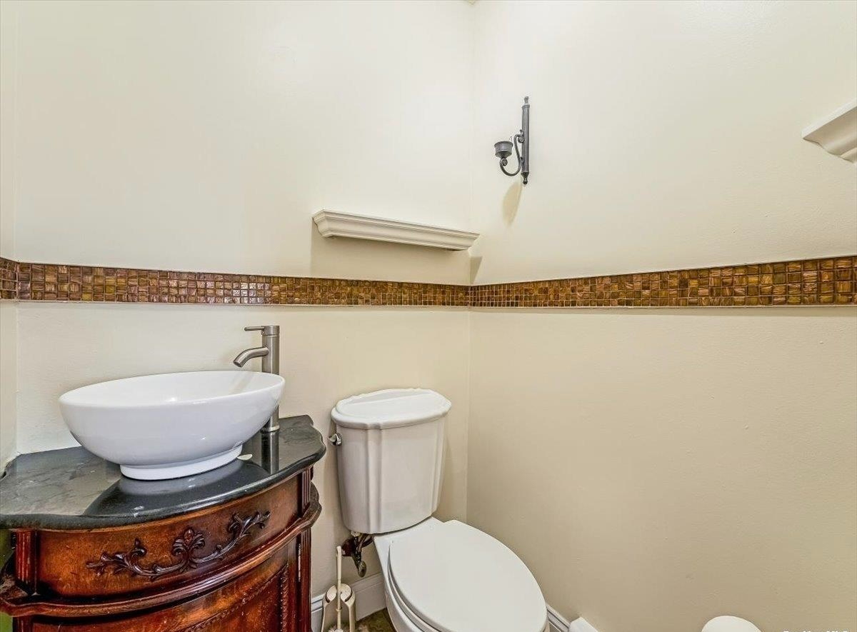Comfortable 3-Bedroom Home with Street Parking in Jamaica, Queens - Photo 12