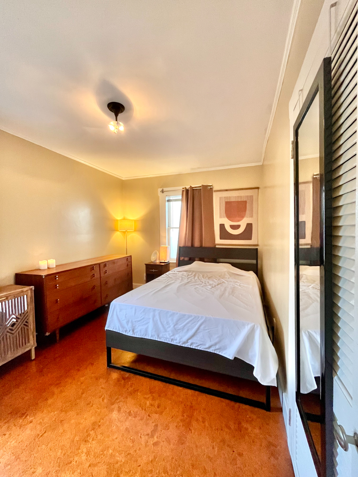 Beautiful room in a house-like apartment in central San Diego - Photo 2