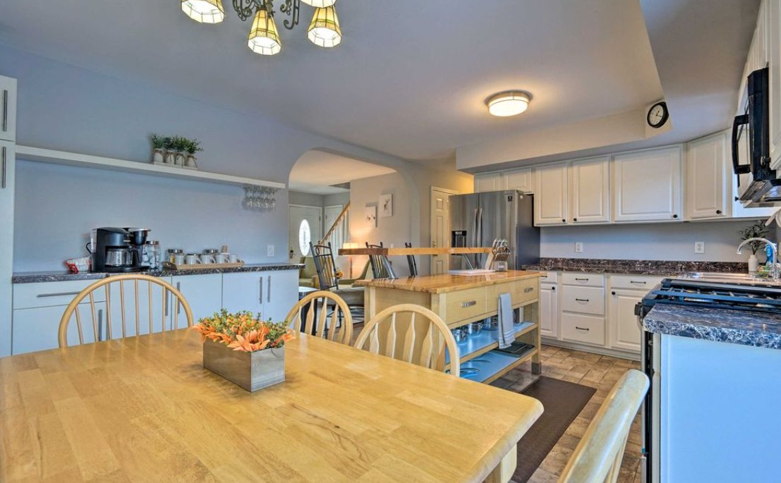 Majestic Mountain Valley 4 Bedroom 2 Bath Home - Photo 5