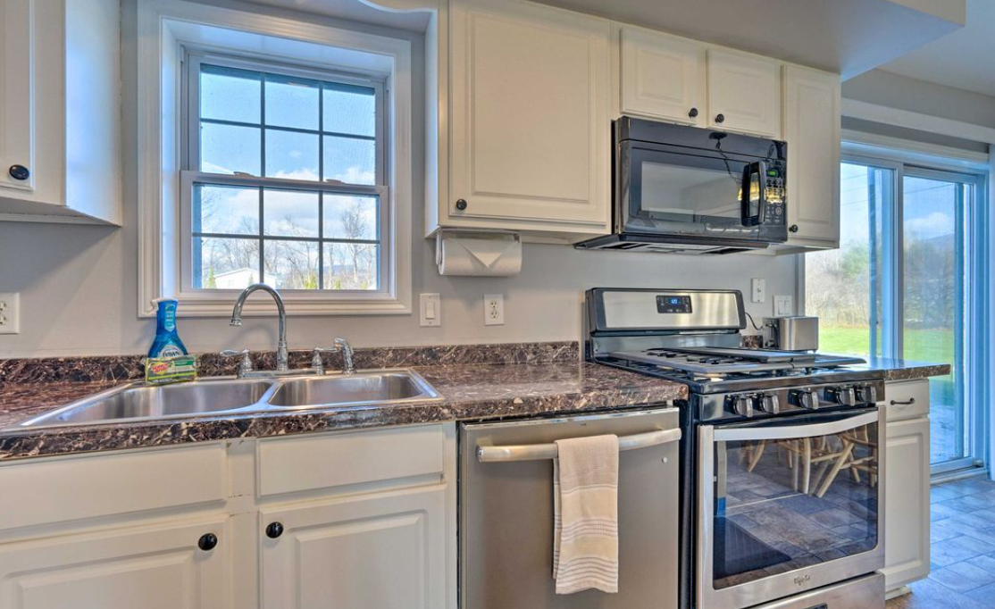Majestic Mountain Valley 4 Bedroom 2 Bath Home - Photo 7