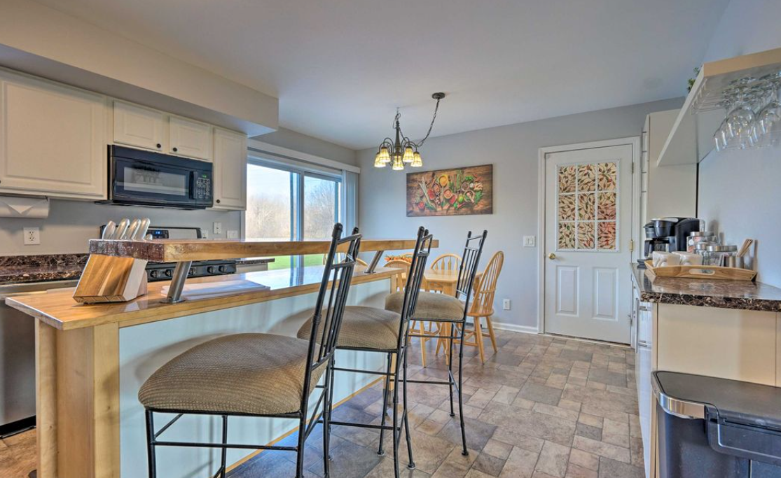 Majestic Mountain Valley 4 Bedroom 2 Bath Home - Photo 8