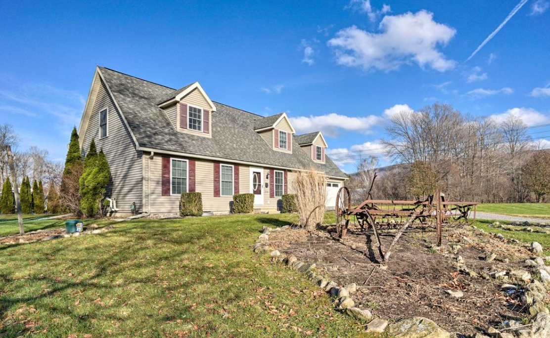 Majestic Mountain Valley 4 Bedroom 2 Bath Home - Photo 1