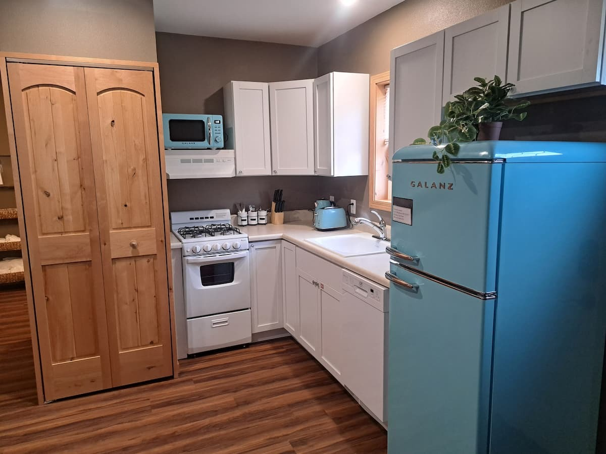 Walk To Downtown Cody Furnished Cottage With Fenced Yard Near Cody Regional Health - Photo 2