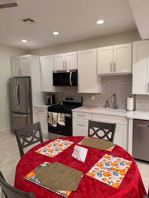 New One Bedroom apt. within a two-family home in a very exclusive, quiet and private neighborhood - Photo 6