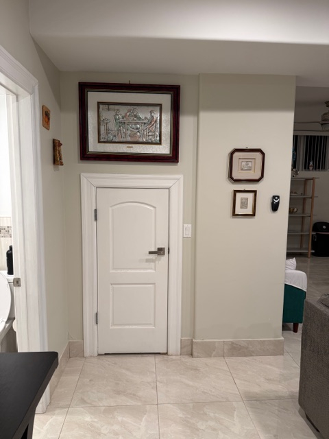 New One Bedroom apt. within a two-family home in a very exclusive, quiet and private neighborhood - Photo 9