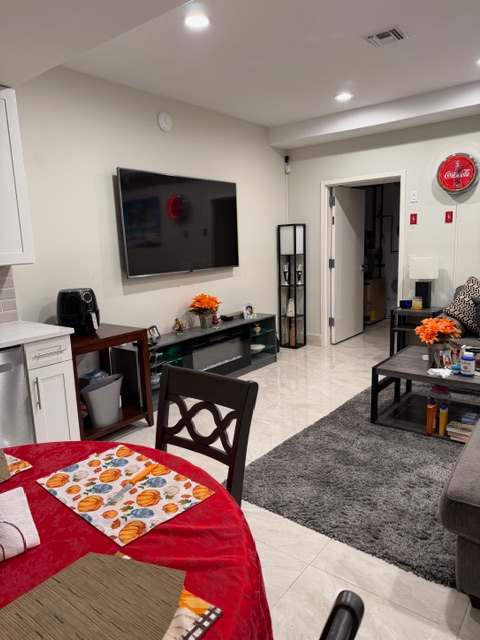 New One Bedroom apt. within a two-family home in a very exclusive, quiet and private neighborhood - Photo 12