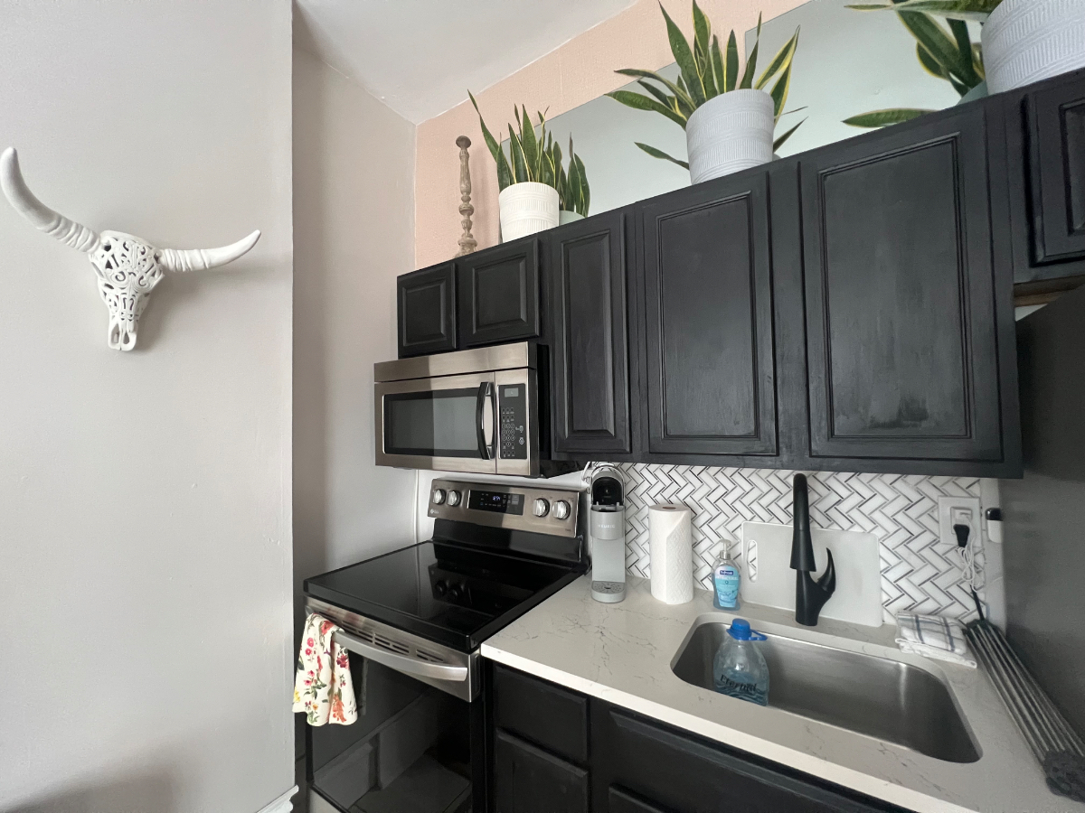 Saratoga Central studio with kitchen! - Photo 4