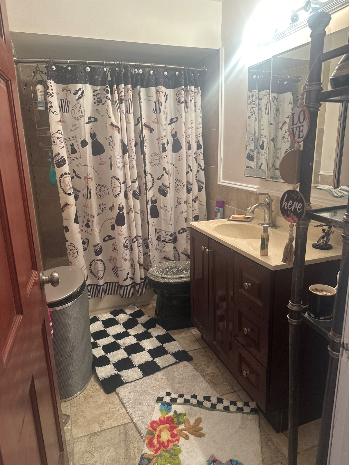 Comfortable Bedroom with En Suite Bathroom and Driveway Parking in Comfortable West Babylon Home - Photo 5