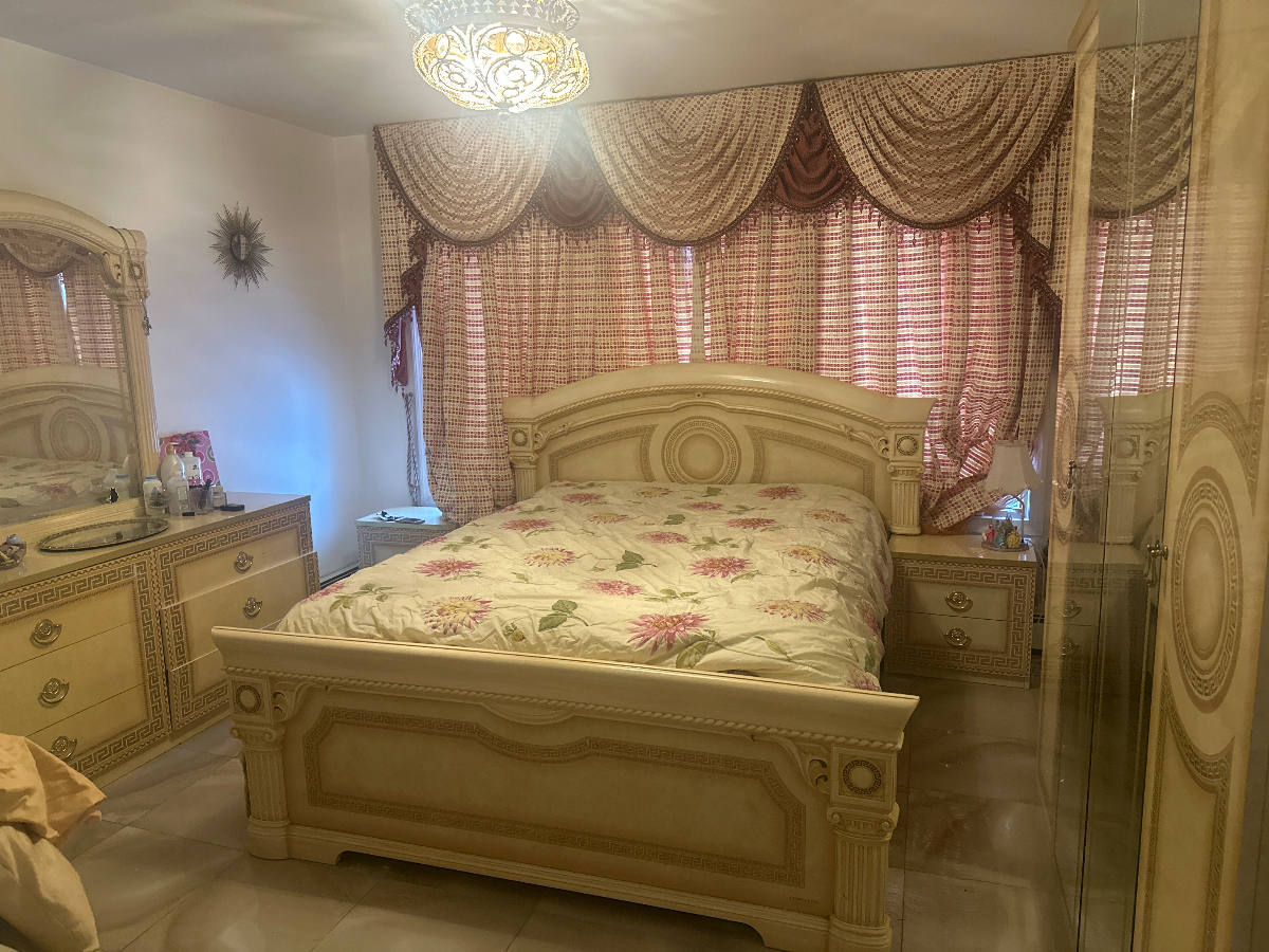 Comfortable Bedroom with En Suite Bathroom and Driveway Parking in Comfortable West Babylon Home - Photo 6