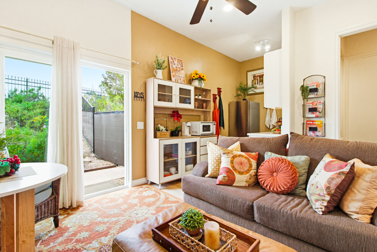Golden Hour Haven- a Premier Gated Tropical Oasis / 1 mile to Tri-City/ Private entry/Ultra Quiet for night/long shifts - Photo 1