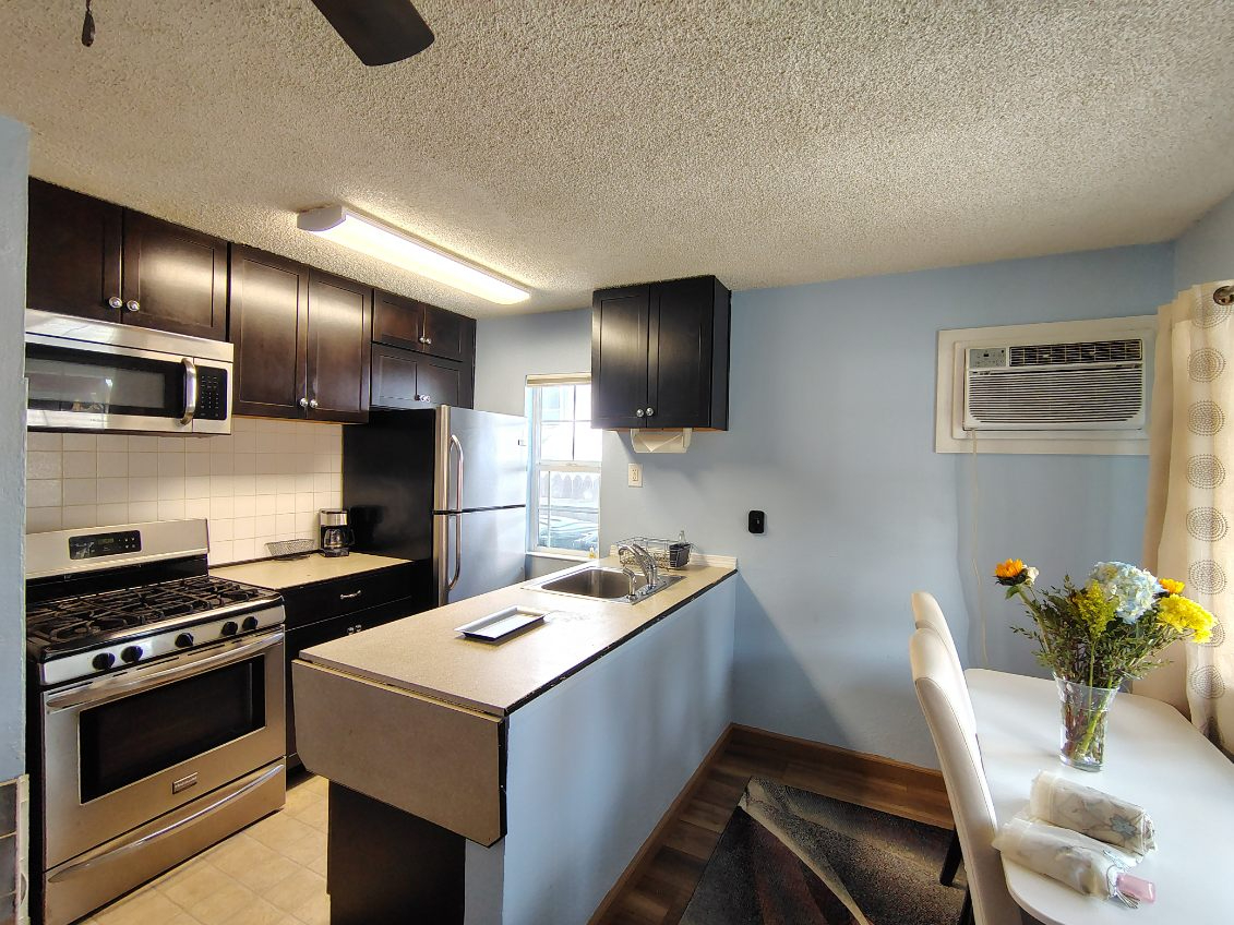 Cute, cozy, one bedroom granny unit - Photo 5
