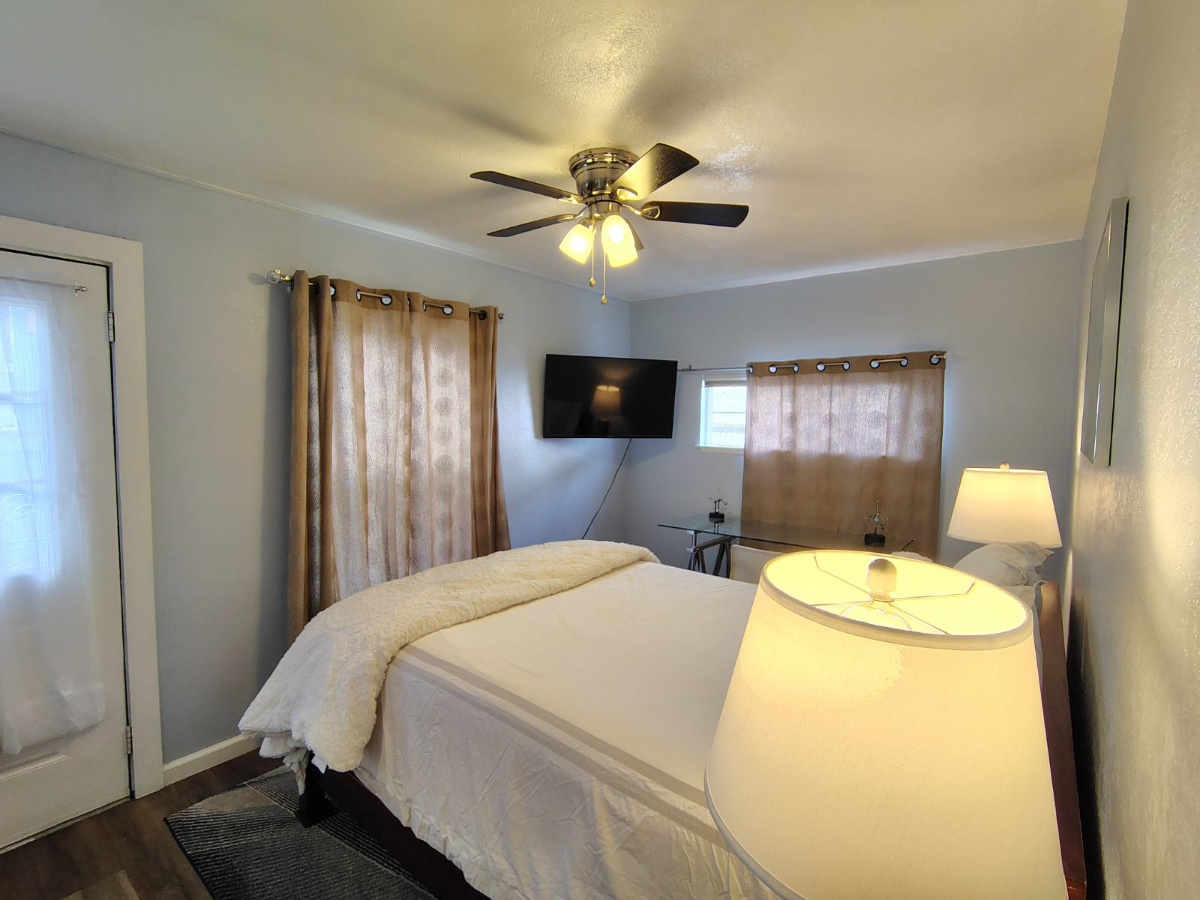 Cute, cozy, one bedroom granny unit - Photo 6