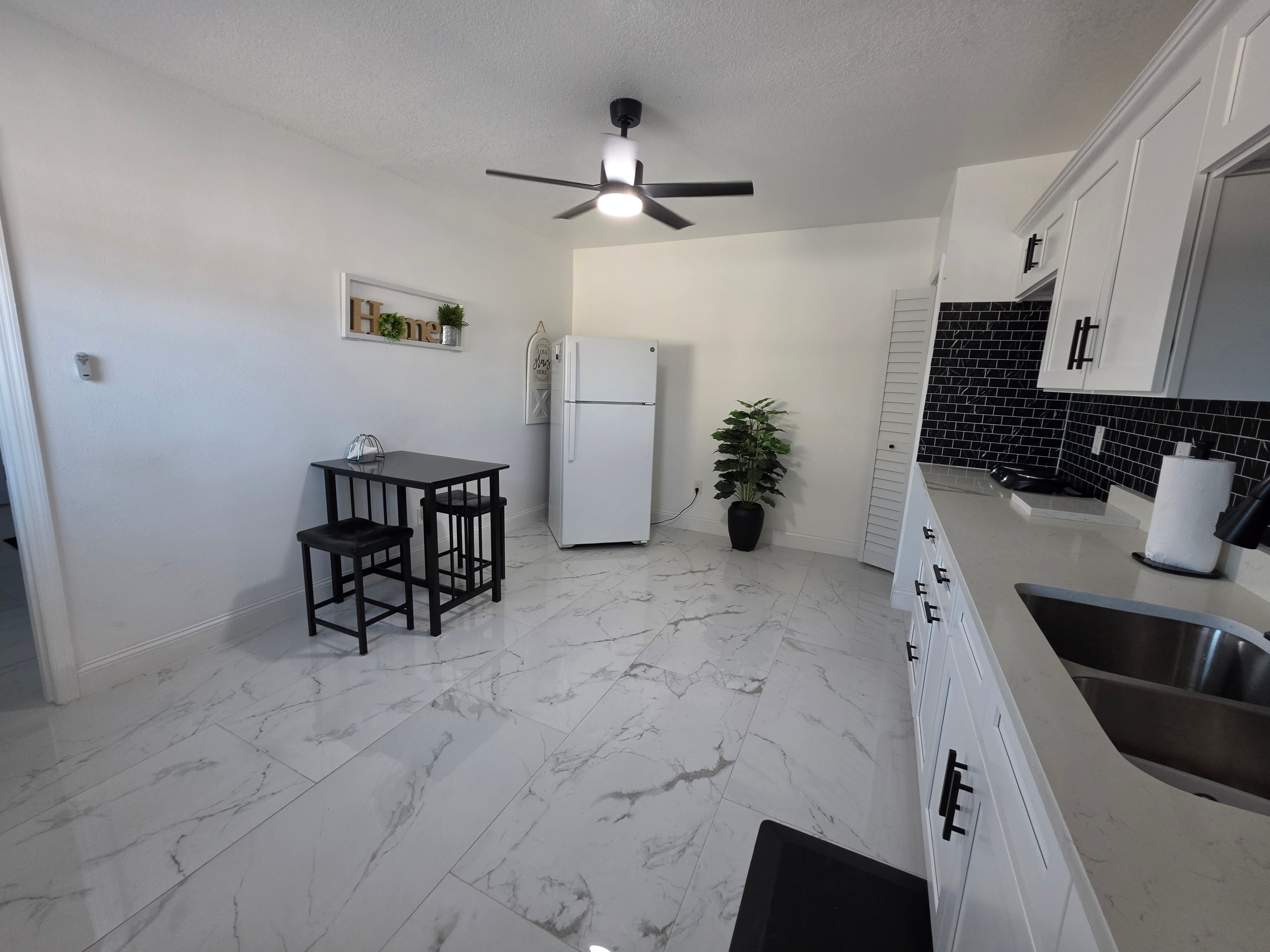 Private Furnished Apartment Near Airport and Hospitals with Utilities Included - Photo 9