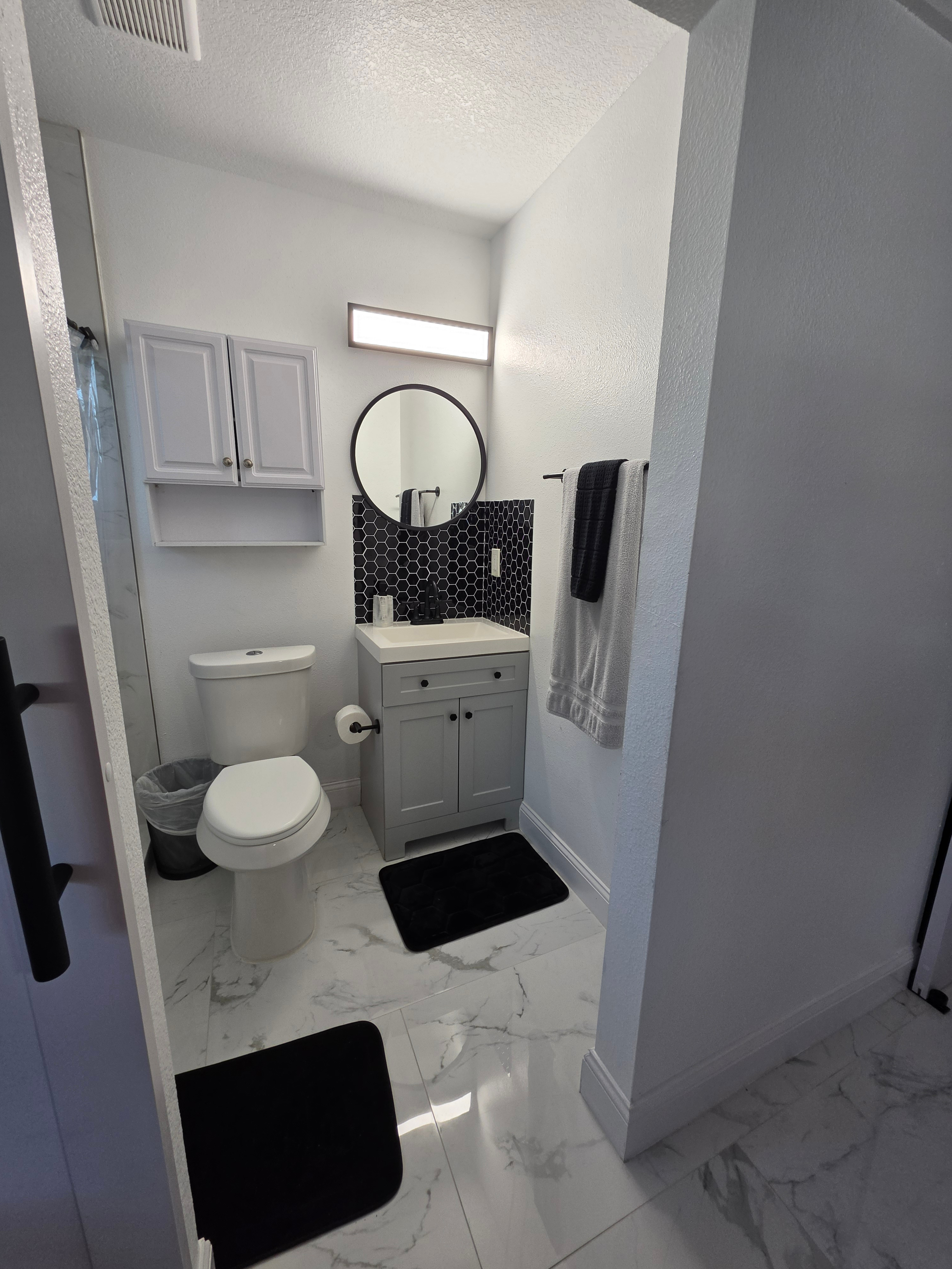 Private Furnished Apartment Near Airport and Hospitals with Utilities Included - Photo 7