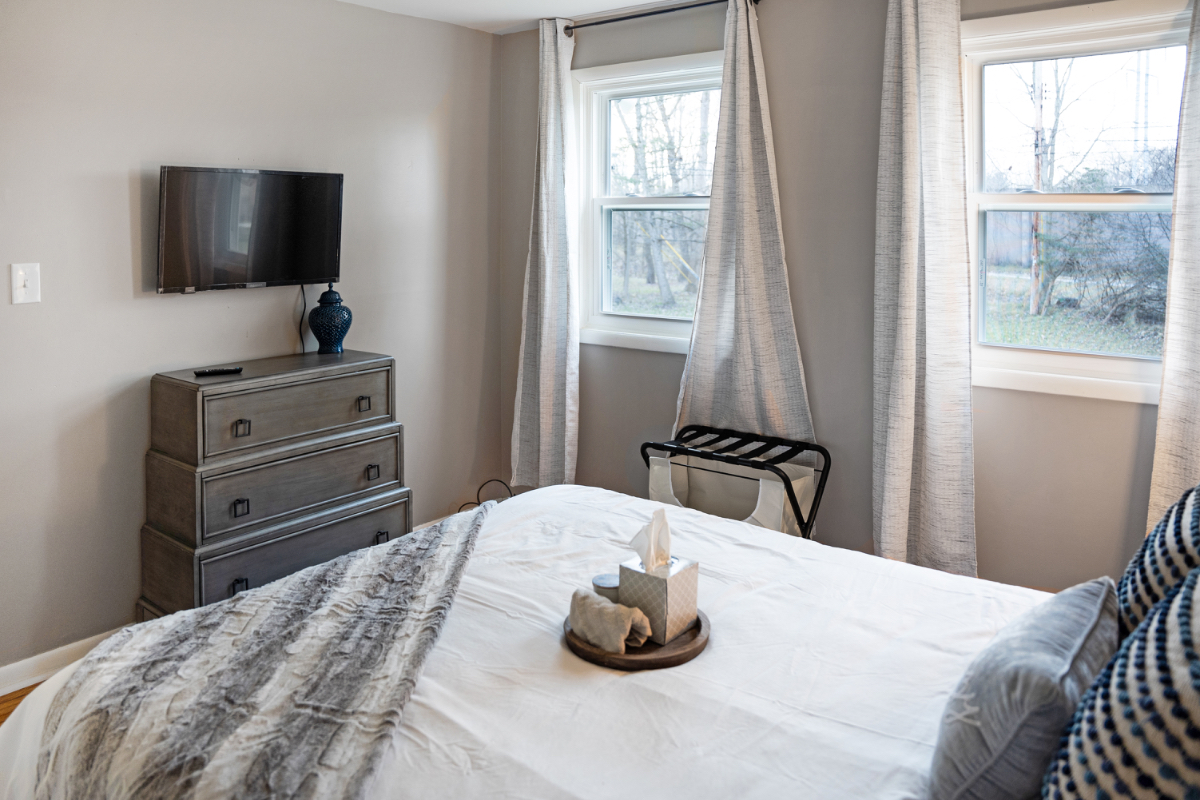 4BR Corporate & Insurance Housing, En Suite, Home Office, All Utilities & Lawn & Snow. 5 Min to Mill - Photo 2