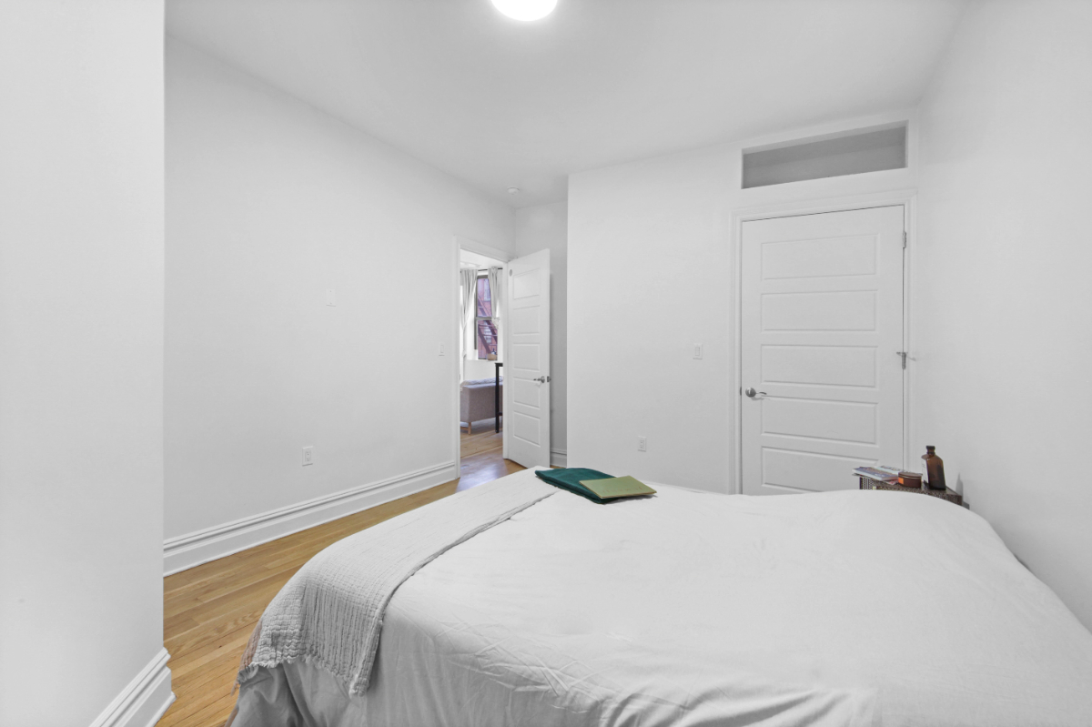 Cozy Bedroom near hospital in 107 Greenpoint Ave - Photo 1