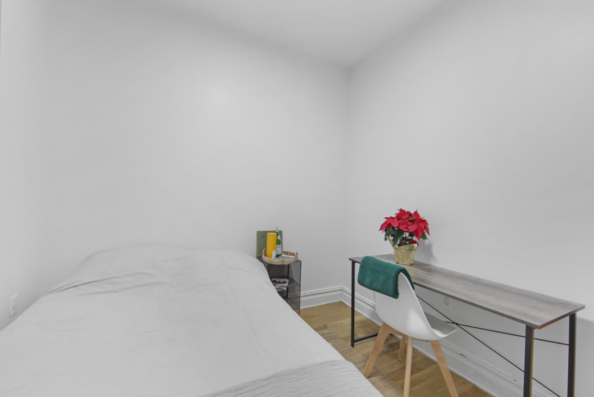 Cozy Bedroom near hospital in 107 Greenpoint Ave - Photo 2