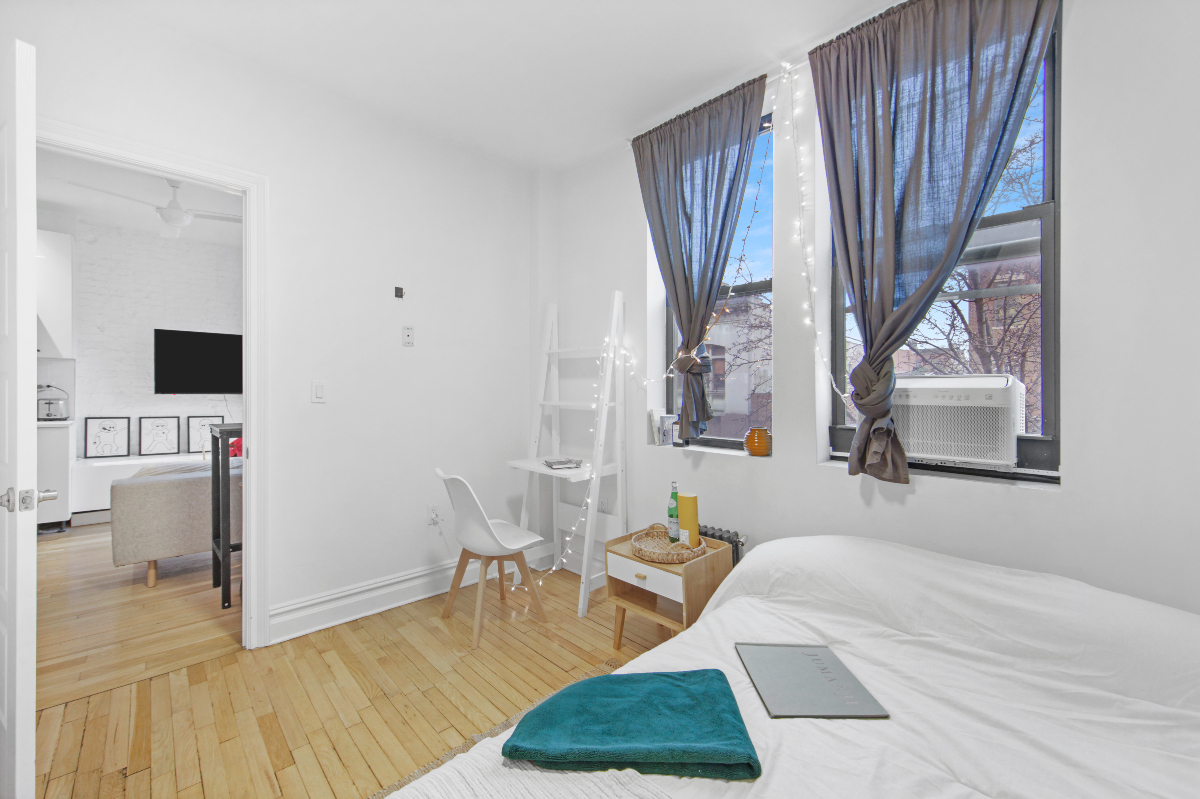 Cozy Bedroom near hospital in 107 Greenpoint Ave - Photo 3