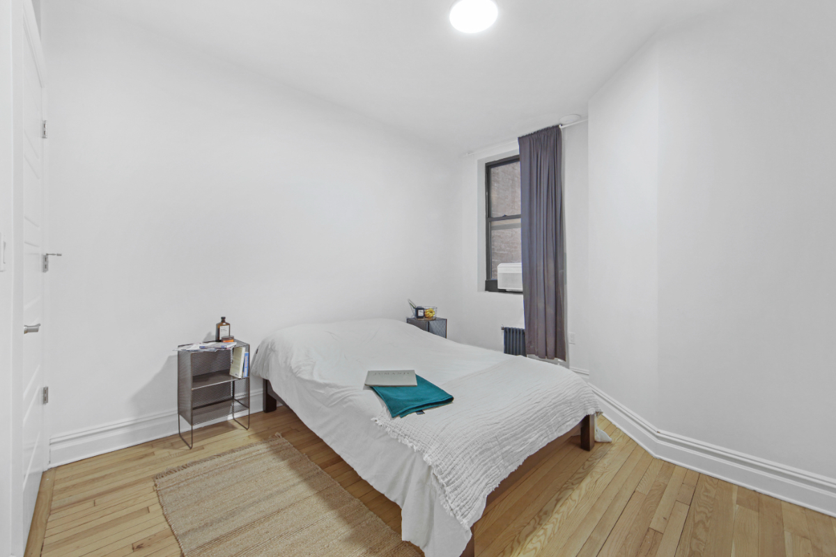 Cozy Bedroom near hospital in 107 Greenpoint Ave - Photo 4