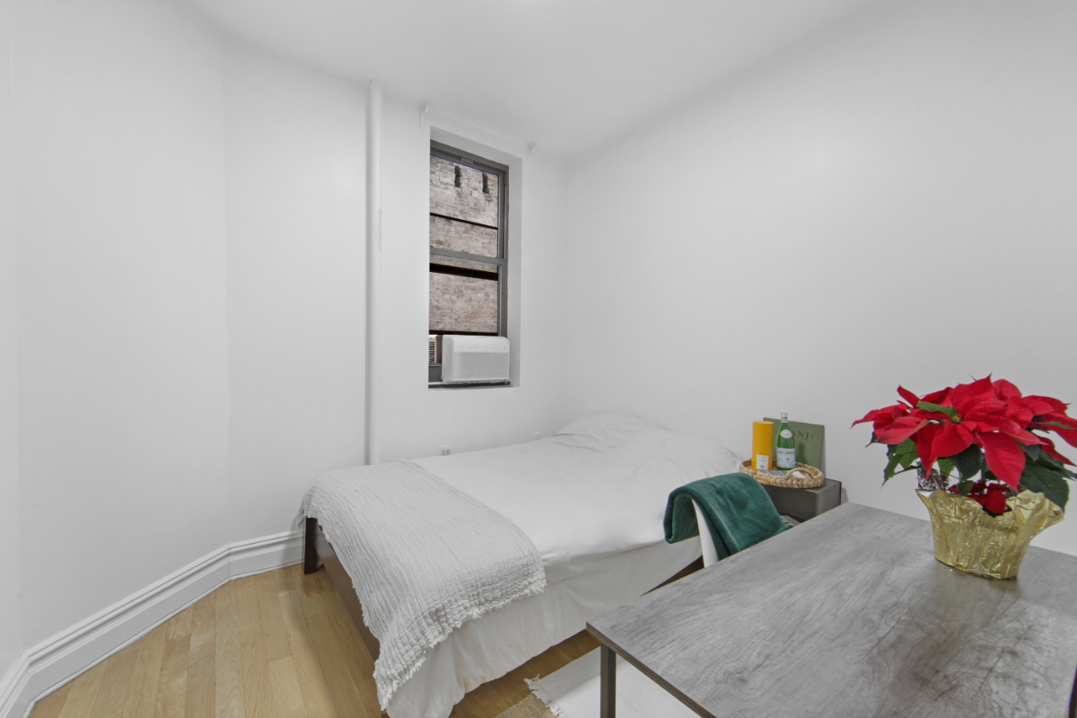 Cozy Bedroom near hospital in 107 Greenpoint Ave - Photo 6