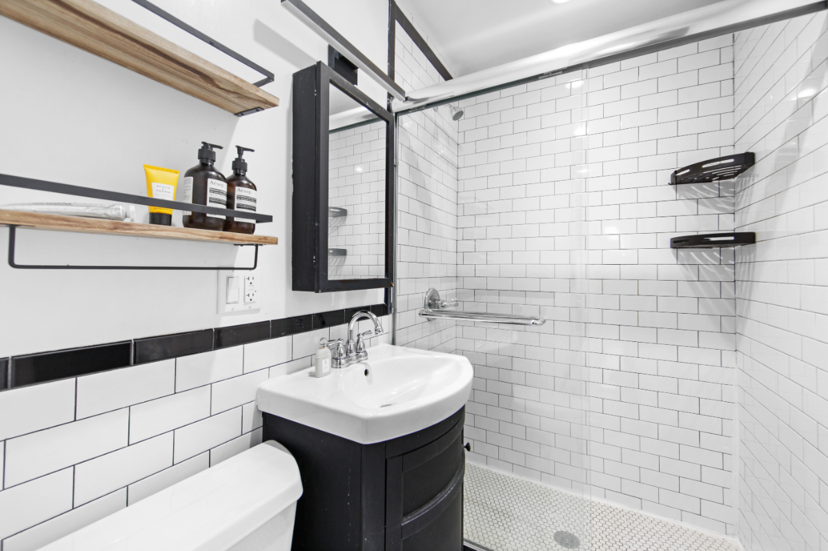 Cozy Bedroom near hospital in 107 Greenpoint Ave - Photo 10