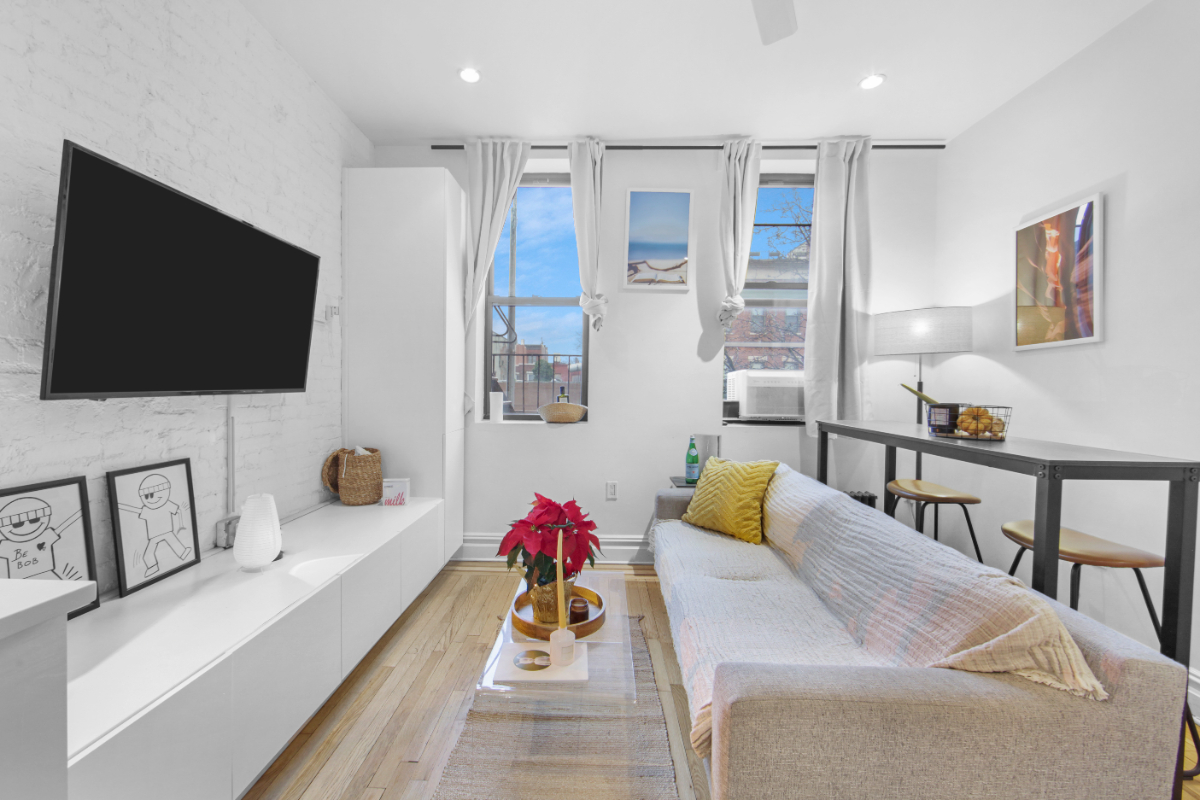 Cozy Bedroom near hospital in 107 Greenpoint Ave - Photo 11