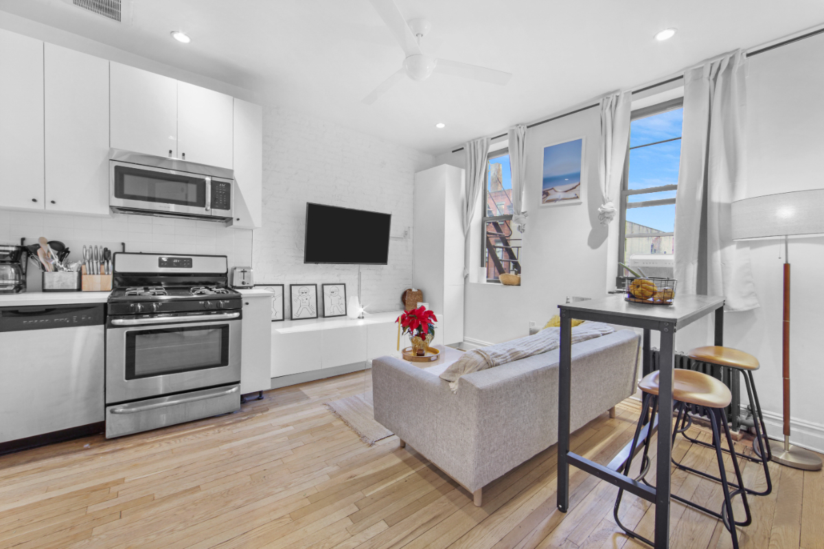 Cozy Bedroom near hospital in 107 Greenpoint Ave - Photo 12