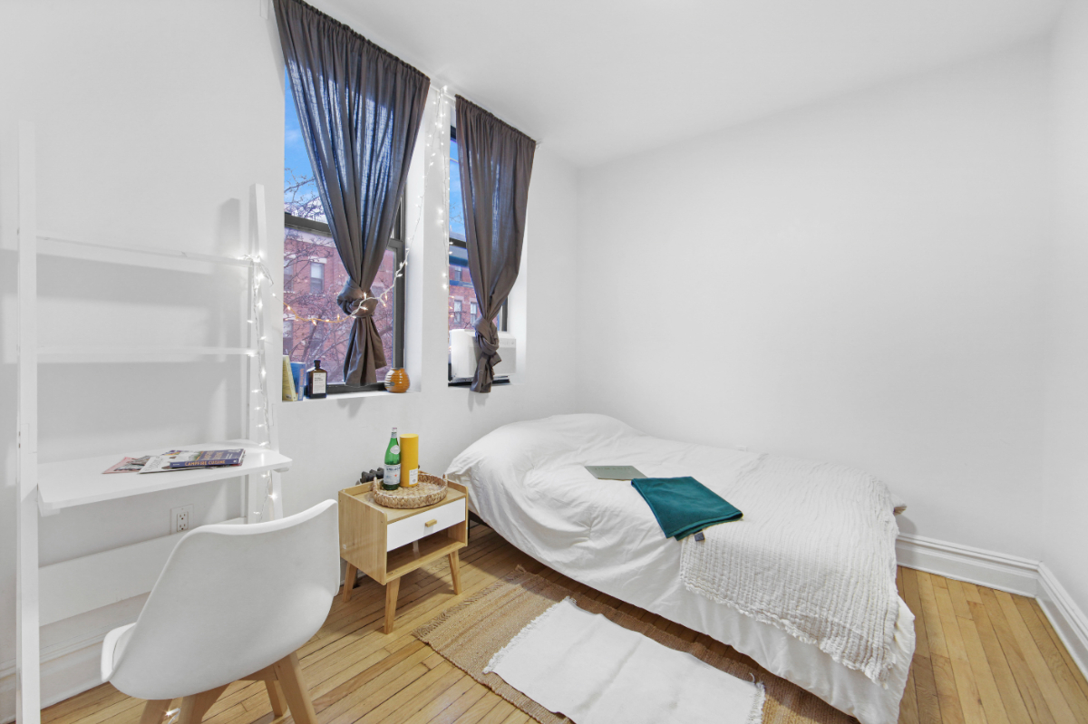 Cozy Bedroom near hospital in 107 Greenpoint Ave - Photo 5