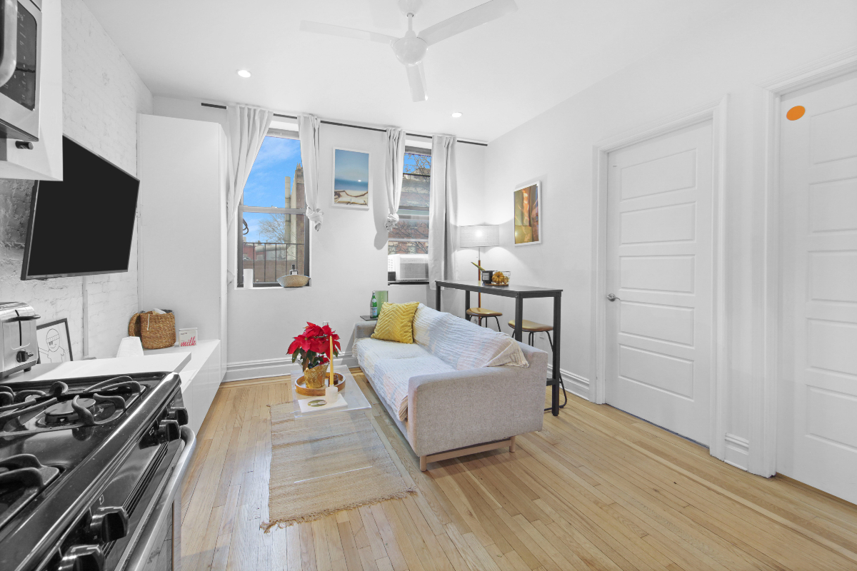 Cozy Bedroom near hospital in 107 Greenpoint Ave - Photo 7