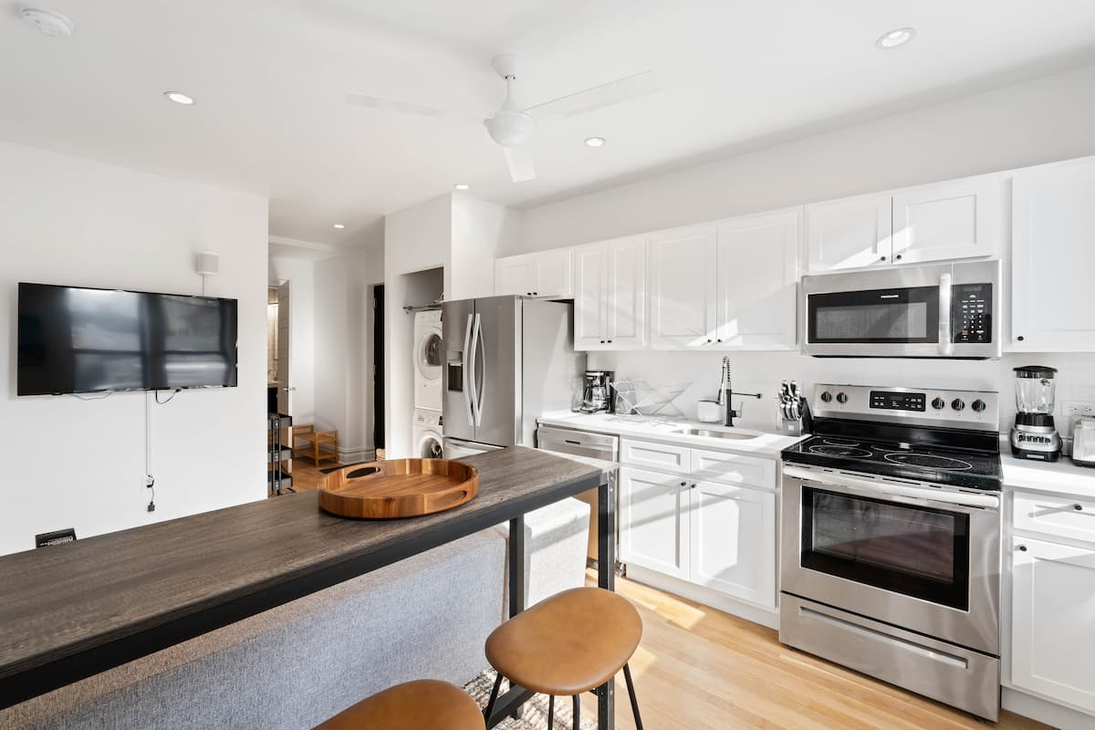 Modern Apartment near hospital in 107 Greenpoint Ave - Photo 2