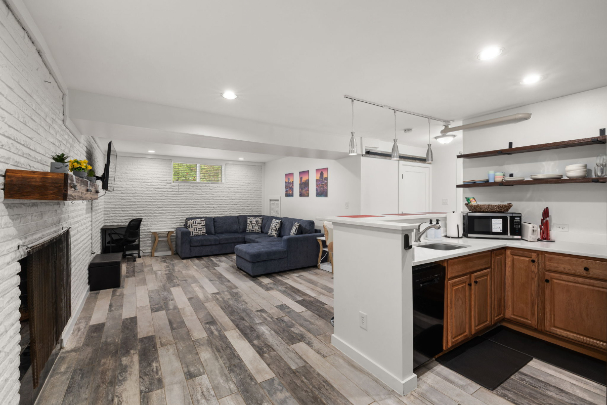 Downtown Raleigh Basement Suite - Photo 8