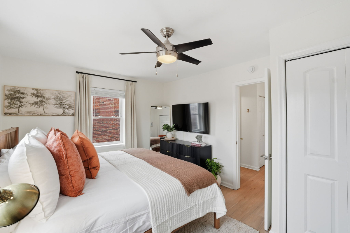 Sleeps 3-6 | Private Yard | Move-In Ready DC Home - Photo 8