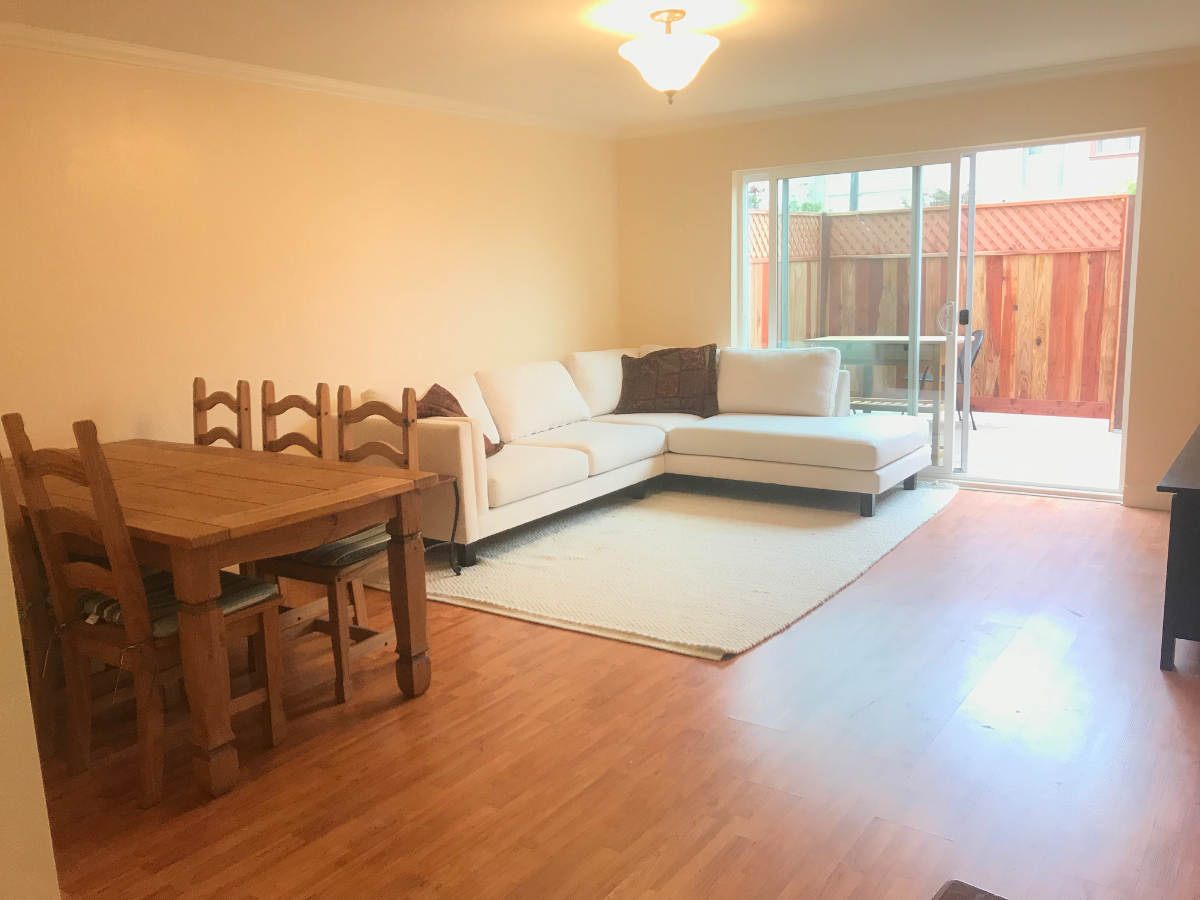 Large 1 bed apt with Patio and extra storage private entrance - Photo 1