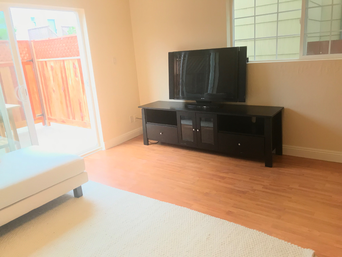 Large 1 bed apt with Patio and extra storage private entrance - Photo 2