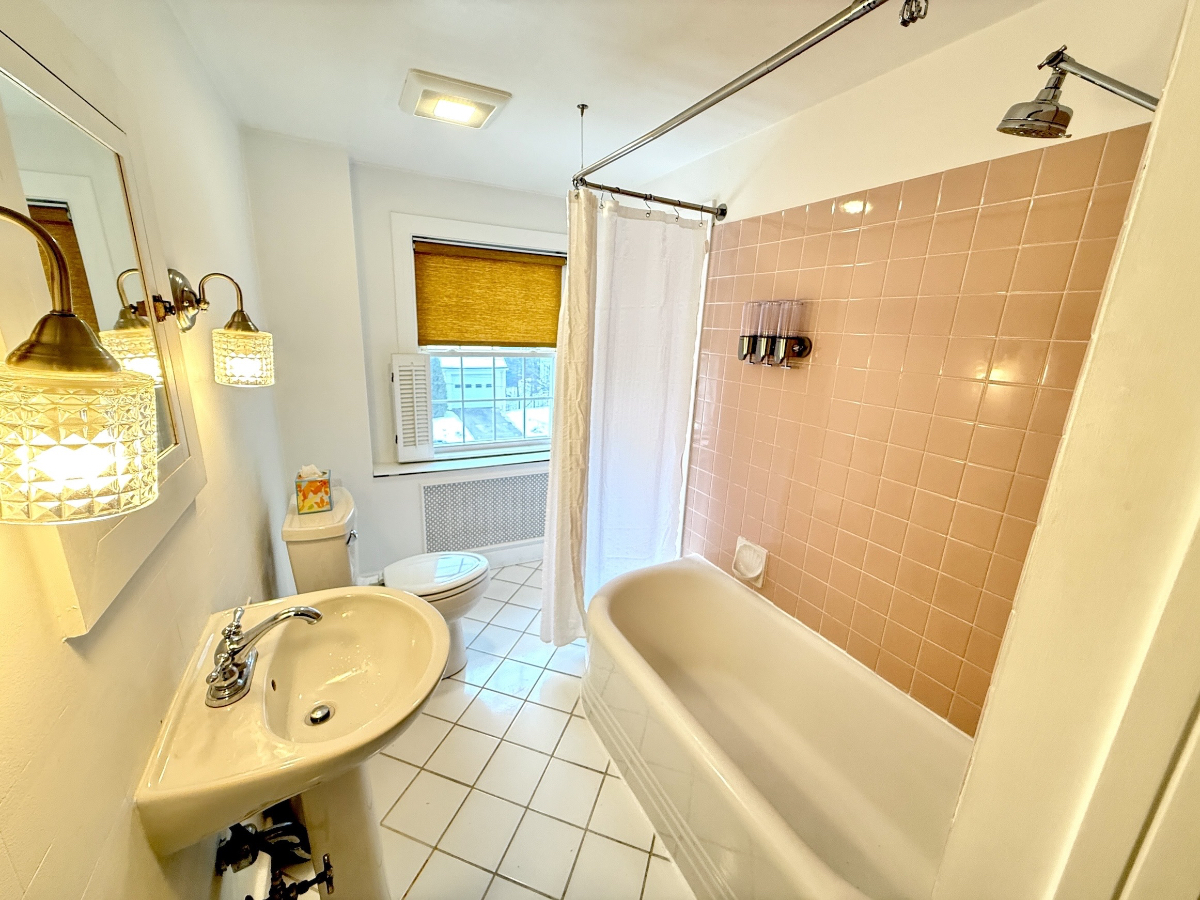 3 BDR House in Family Neighborhood near UVM, Downtown, and Lake Champlain - Photo 10