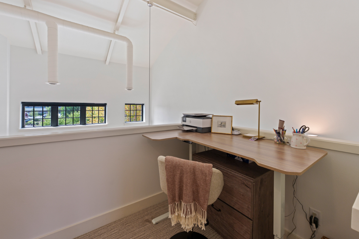 Bend Brownstone in heart of Old Mill Quarter - Photo 4