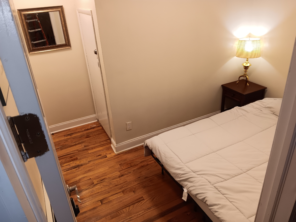 Secure, Quiet, Clean Professional Residence Available - Photo 3