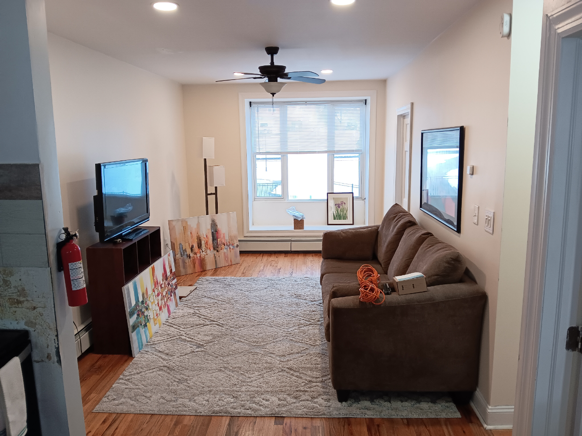 Secure, Quiet, Clean Professional Residence Available - Photo 2