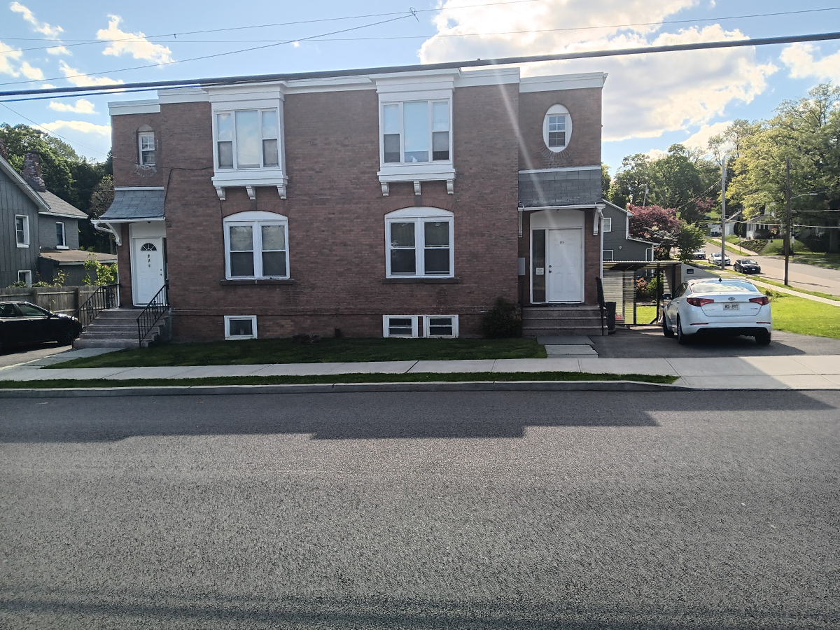 Secure, Quiet, Clean Professional Residence Available - Photo 8