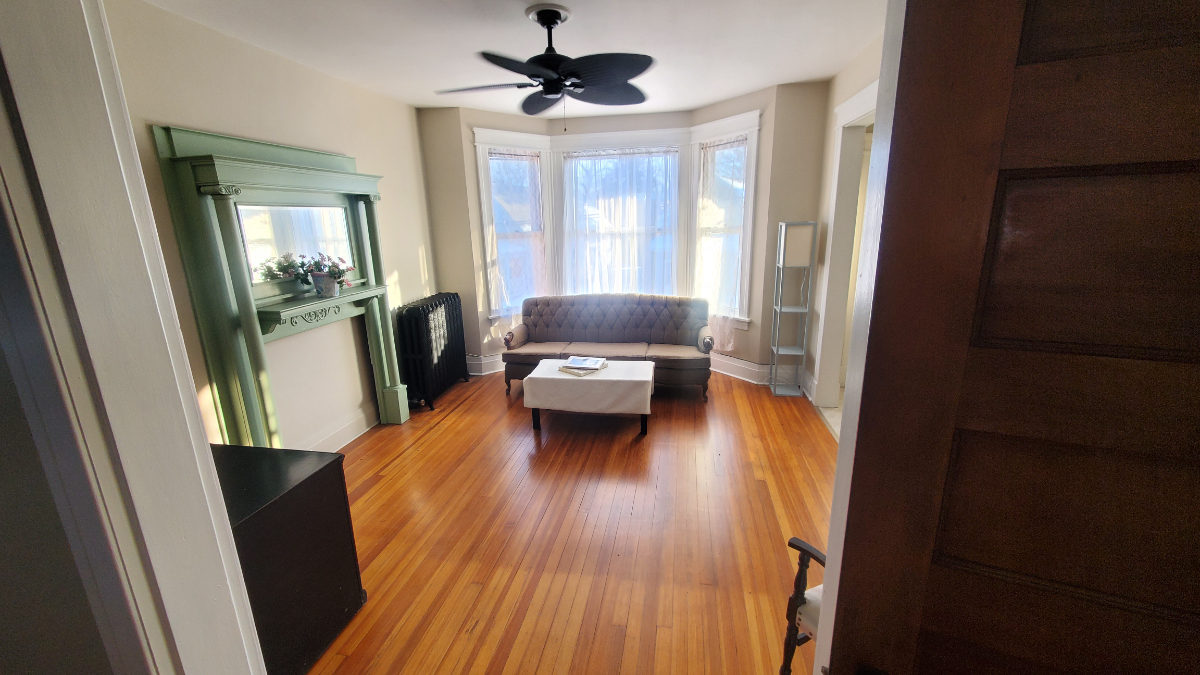 Warm inviting home away - Photo 4