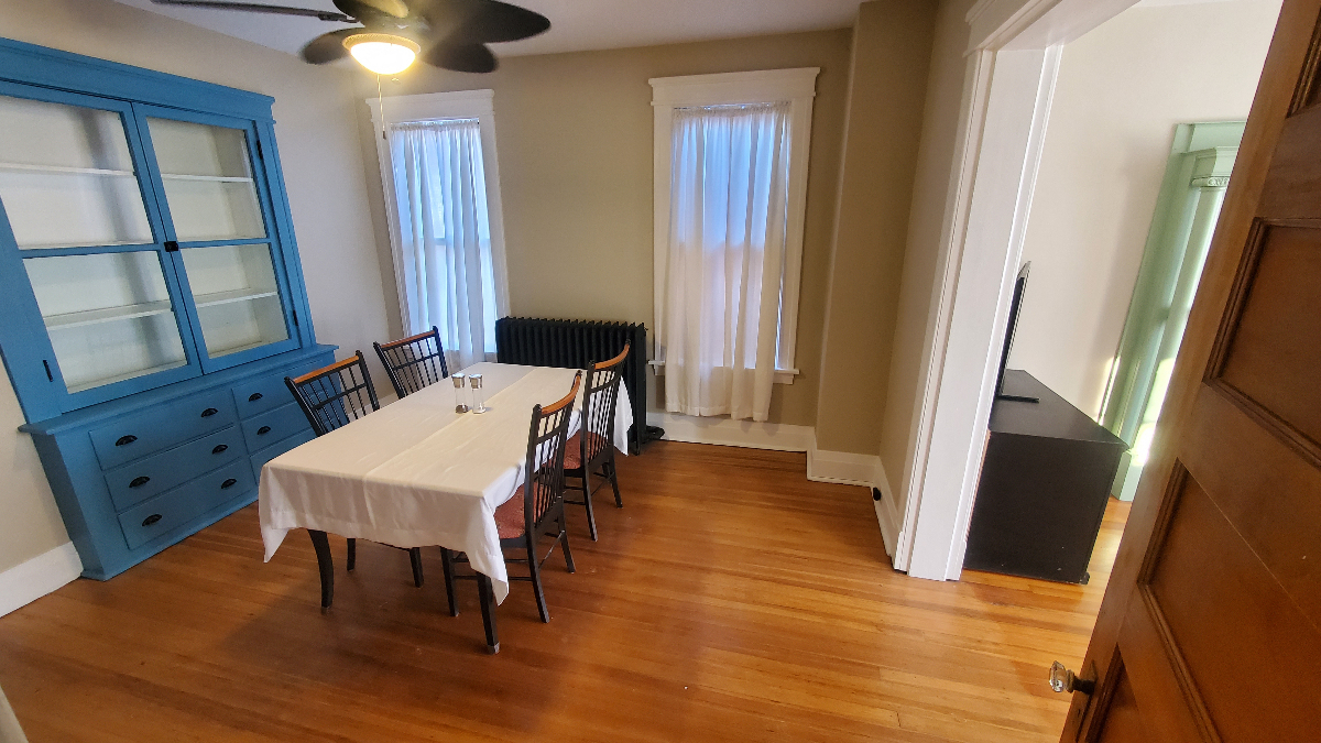 Warm inviting home away - Photo 3