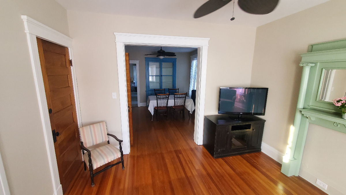 Warm inviting home away - Photo 7