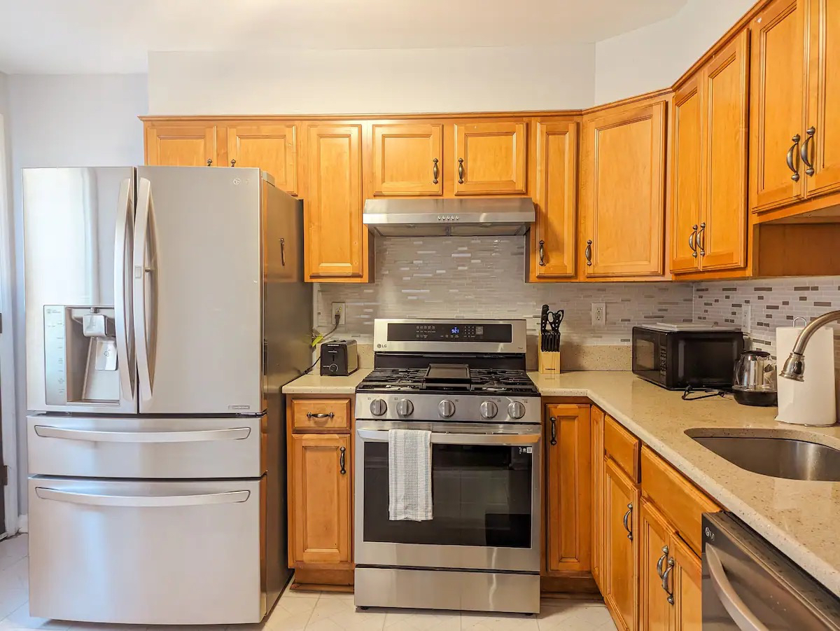 Spacious 3BR Retreat in DC Walk to Metro & Free Parking - Photo 6