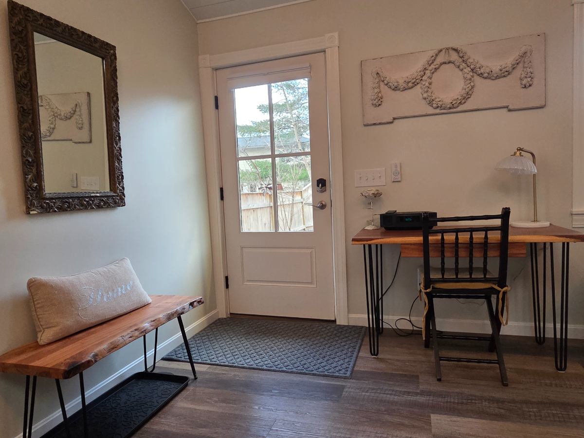 Cozy Urban Cottage - Photo 5