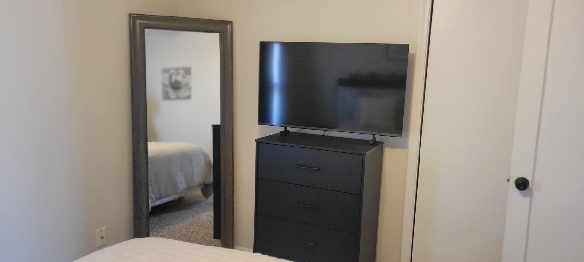 Comfortable Furnished 2BR Home With Garage Starlink And Walk To Groceries Ideal For Travel Nurses - Photo 6