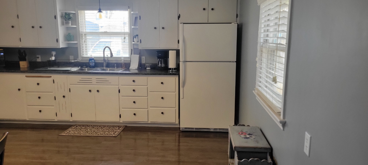 Comfortable Furnished 2BR Home With Garage Starlink And Walk To Groceries Ideal For Travel Nurses - Photo 3