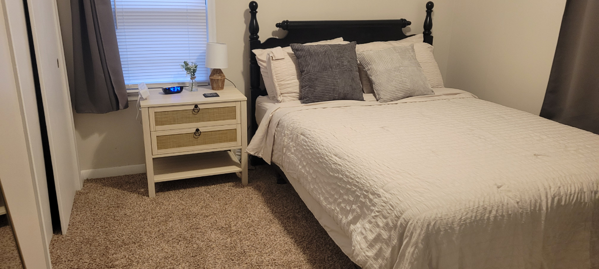 Comfortable Furnished 2BR Home With Garage Starlink And Walk To Groceries Ideal For Travel Nurses - Photo 9