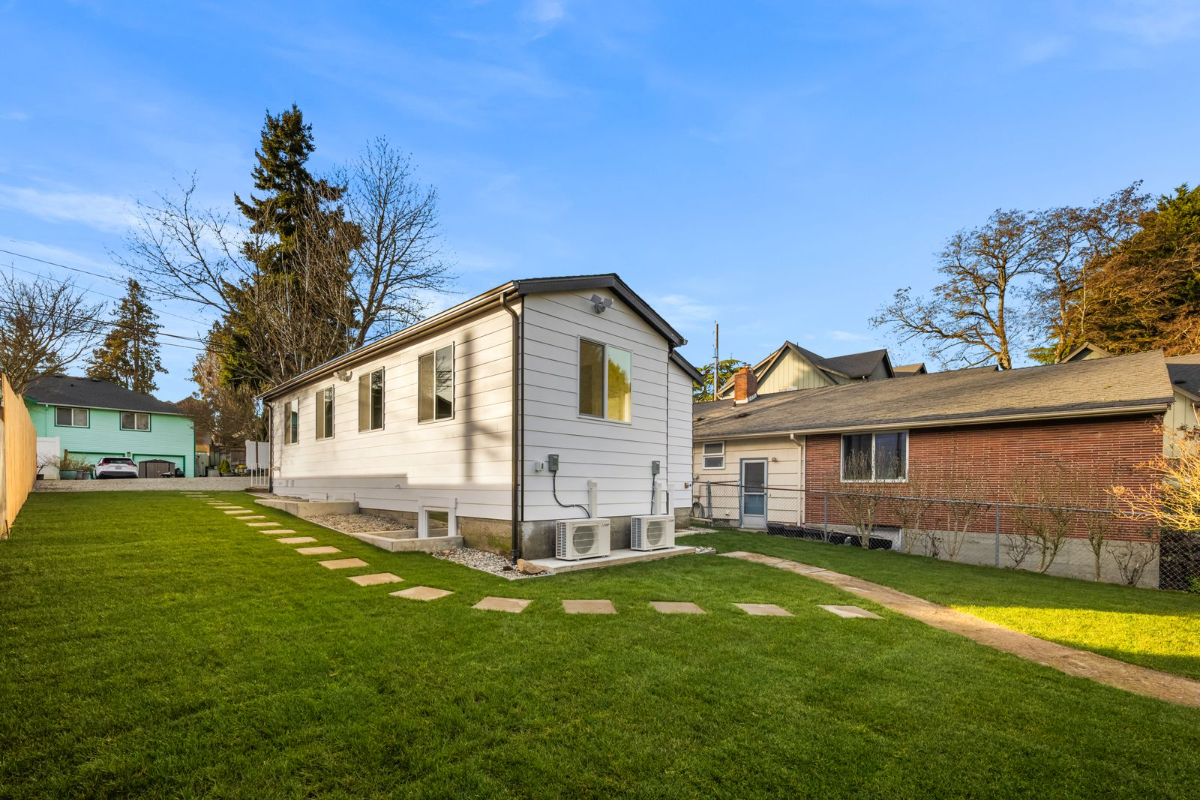 Fauntleroy Way Beautiful White Home - Photo 4