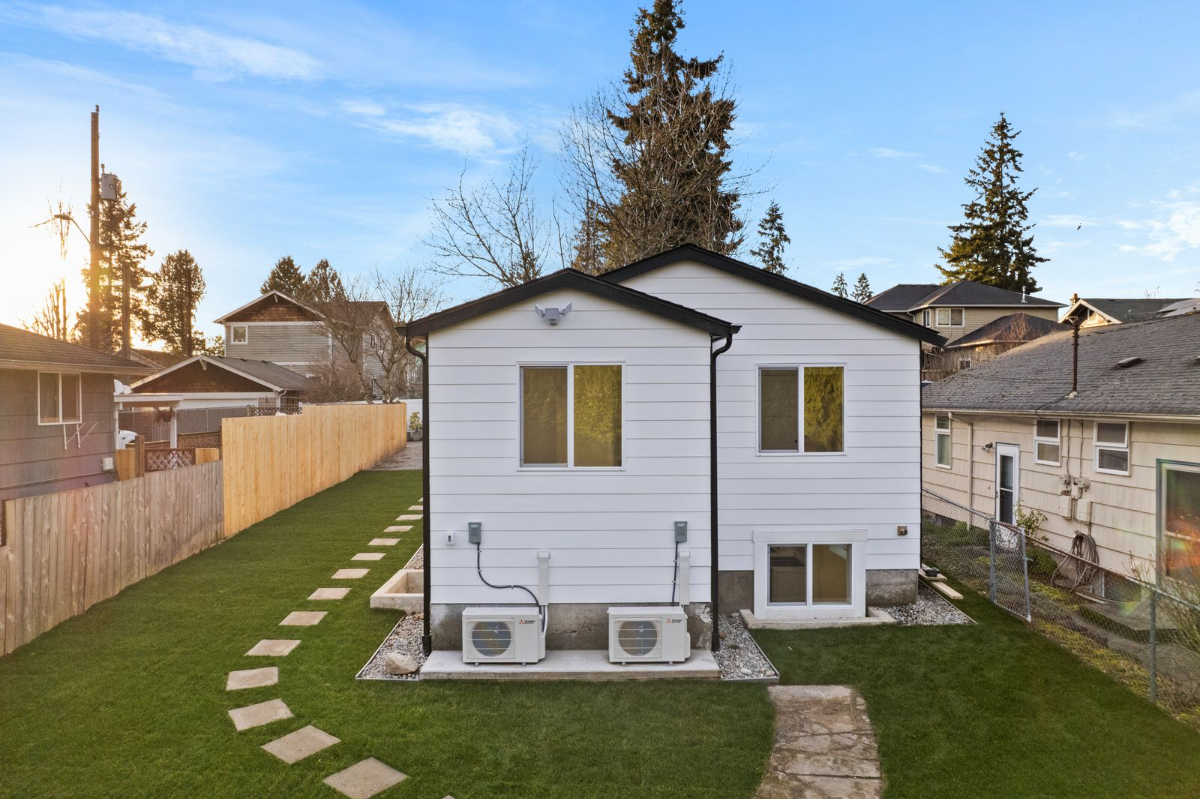 Fauntleroy Way Beautiful White Home - Photo 5